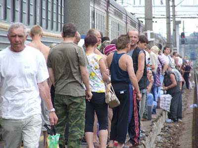 Der Bahnsteig in Wladimir - es scheint, der ganze Zug vertritt sich die Beine.