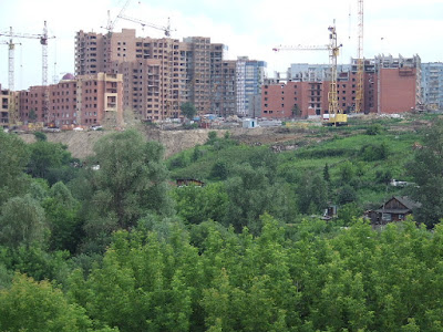 Neubauten am Stadtrand von Nowosibirsk.