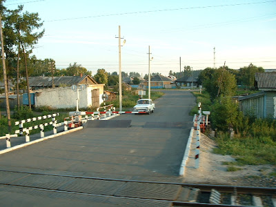 Ein typischer Bahnübergang, der den Stellenwert einer Verkehrsader, wie der Transsib verdeutlicht: Auch der gottverlassenste Bahnübergang ist beschrankt und meist mit einer Straßenbarriere versehen.