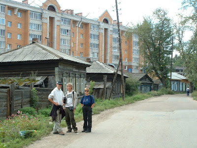 In der Nähe des Marktes (Rynok) stiegen wir aus. Die Irkutsker Innenstadt war geprägt von einem Mix aus alten sibirischen Holzhäusern und moderneren Neubauten.