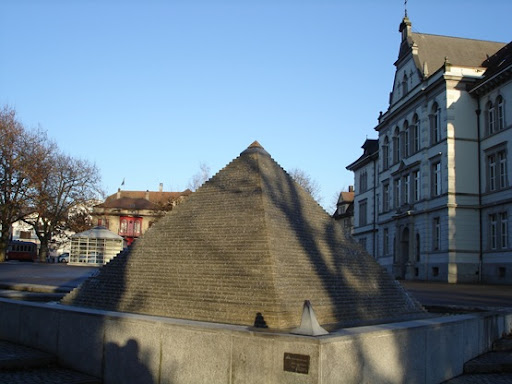 Pyramidenbrunnen Schulhausplatz
