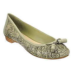 Larson women flat shoes..