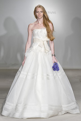 Vera Wang - Ivory Bridal Gown / Wedding Dresses 2010