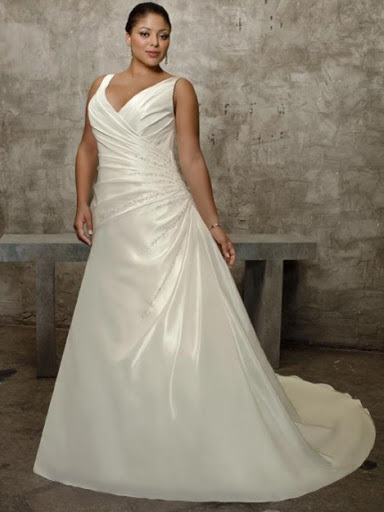 look-slimy-in-plus-size-wedding-dress