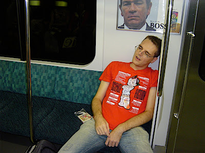 Héctor/Kirai durmiendo en el tren en Tokio