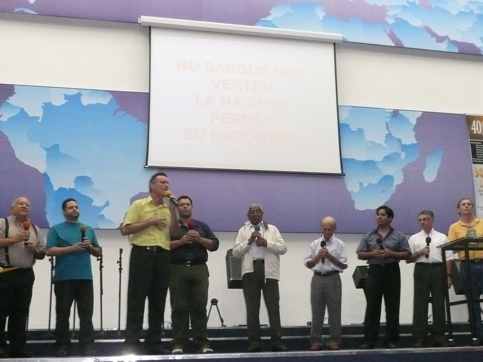 Ministério Adoração canta durante a Semana Missionária da Escola Superior de Missões da AMME