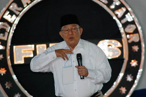 Om hana membuka acara
