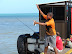 Pescando en el muelle turístico Pescando en el muelle turístico
