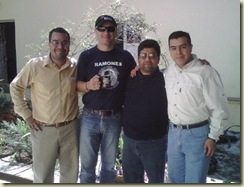 Una foto (tomada por César Osorio) de hace rato. Allí aparecemos en el patio de la UVI: Gerardo Ávila, Raciel Domínguez, Yop y Edgar Huesca