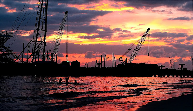 IMAGE: http://lh5.google.com/borneoeye/RqXAWlN1O0I/AAAAAAAAATY/ar-D3lpPmJQ/s800/Frolicking%40sunset.JPG.jpg