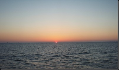 Outro pôr-do-sol com a costa dos EUA à vista. Mais uma vez apanhei-o no final... mas hoje prometo que vou estar atento para tirar uma foto de jeito!