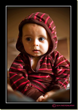 hoddy eyes to the side BORDER