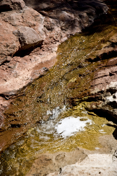 DSC_0031 water flowing between red rocks oak creek mund s hike en az.jpg