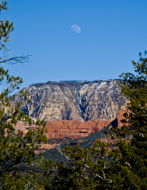 DSC_0070 moonrise over the red rocks of sedona en az.jpg