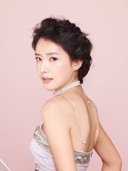 Sexy Chinese girl Actress in Nice gowns and Short Hair Style