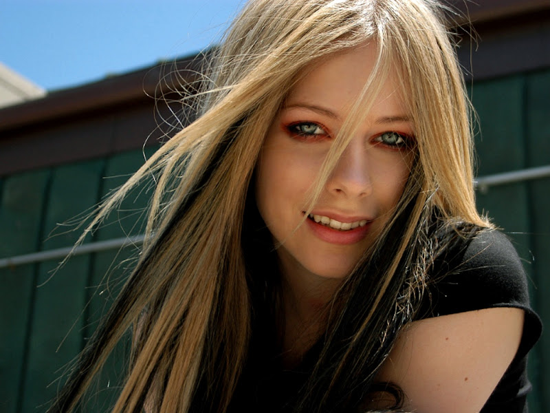 Avril Lavigne bg02.jpg AvrilLavigne - AHotGirl.blogspot.com sexy bikini girl photo gallery