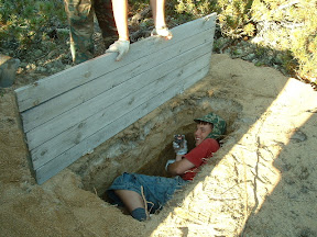 Andrej erlaubte sich den Scherz und legte sich in die neue Grube, bevor der Verschlag darüber gestellt wurde.