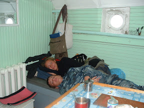 Tanja und Andrej unter Deck: satt, kuschelig warm und müde.