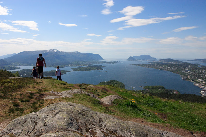 IMAGE: http://lh5.google.com/image/daniel.alb/RmalwuHYSPI/AAAAAAAAAh8/BKUCXftUxc4/s800/CRW_2143.JPG