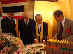 Explaining the details of the Pali Tipitaka to scholars, Osaka, 2007. 