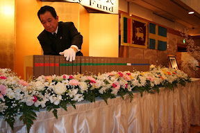 Finishing touch for the 40-volume set of Pali Tipitaka from Thailand for the Japanese People. 