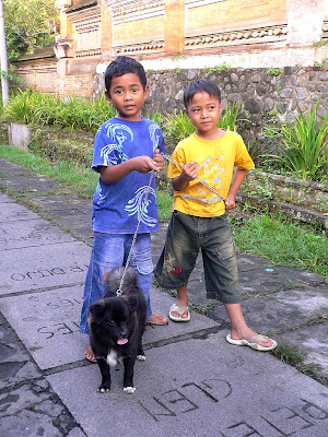 Friends and dog, Jalan Kajeng, Ubud