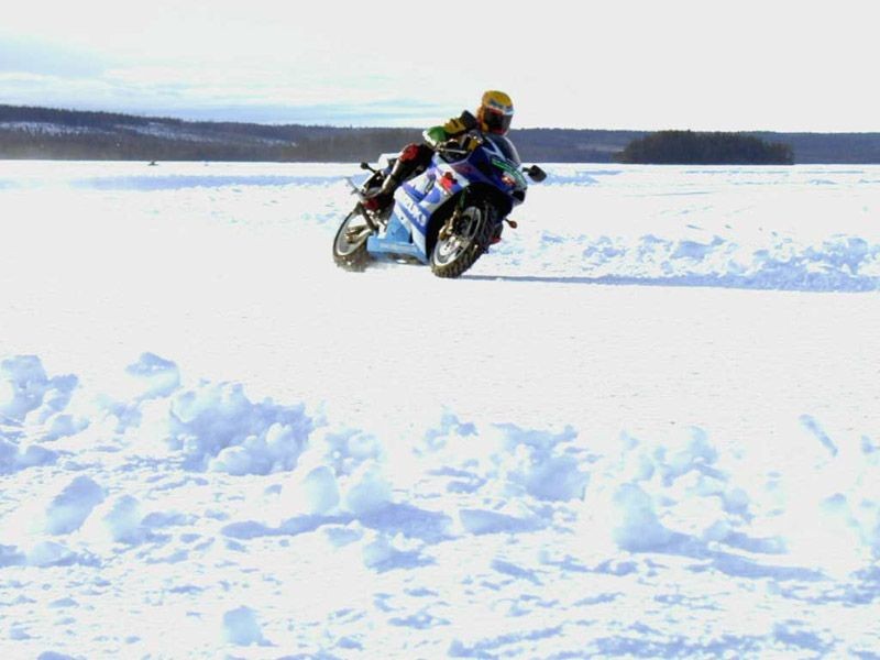 [a_motorcycle_on_icemotoled_08.jpg]