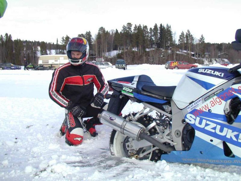 [a_motorcycle_on_icemotoled_12.jpg]