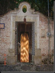 puerta miesteriosa con rubia en la puerta
