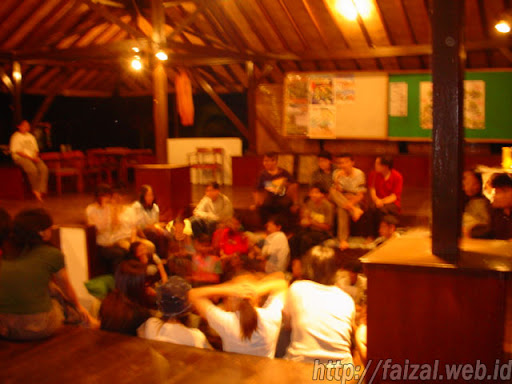 diskusi malam di bungalow gajah