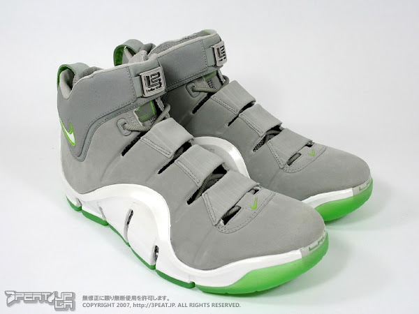 An indepth look at the Zoom LeBron IV Dunkman