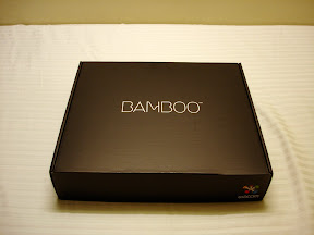 Wacom Bamboo Fun 内包装，黑色的纸盒上写着“Bamboo”