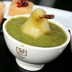 Poires pochées matcha sur lit de courgette