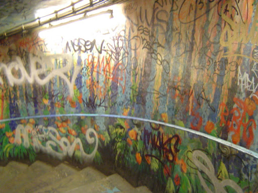 http://lh5.google.com/kholody/RrPagsVLXPI/AAAAAAAAIog/4j8DL_6bCX8/Paris-metroart03.JPG&imgmax=640