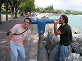 L'Ale tenta di usare un cannocchiale come un telefono ed io, ovviamente, non capisco... (Sirmione, estate 2006)