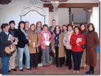 Integrantes del Club de Lectura, junto al joven escritor.