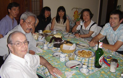mis tíos con mis abuelos y algunos amigos...