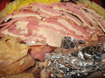 Pavo fileteado relleno con fetas de jamón glaseado