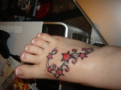 star_and_flower_tattoo_in_sexy_women_foot