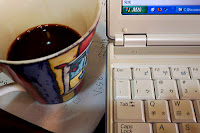 將咖啡杯放在筆電散熱口，不但可以達到保溫咖啡的效果，而且還可以提前換新的筆電