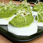 Canapés de radis surmontés d'un humus pois cassés-pousses d'épinards