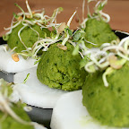 Canapés de radis surmontés d'un humus pois cassés-pousses d'épinards