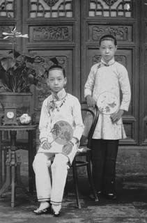 小脚黄逸梵（坐者）
