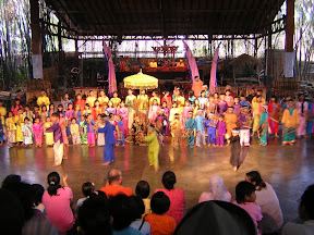 Anak-anak Saung Angklung menari dan menyanyi