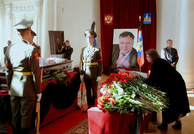 Фото: На церемонии прощания в здании Дворянского собрания Ольга Зиновьева возлагает букет цветов.