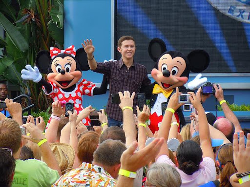 Scotty McCreery ganha parada na Disney e canta seu single