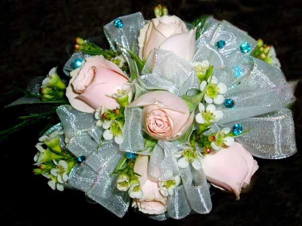 peach-roses-%26-turquois-acce.jpg