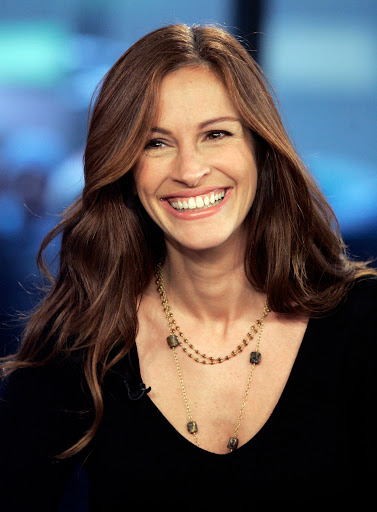 Julia Roberts in Long Wavy Hairstyle