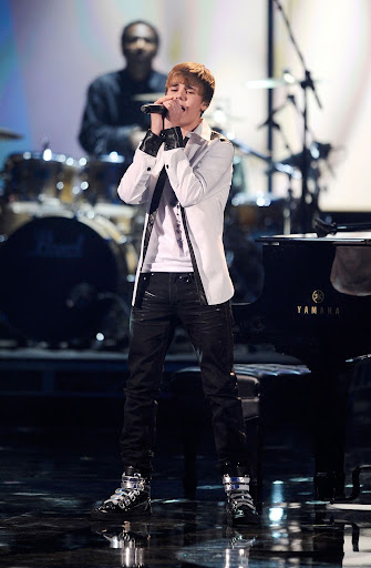 justin-bieber-performs-at-AMA-2010