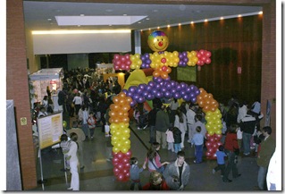 expo2 ingreso payaso 3 con gente